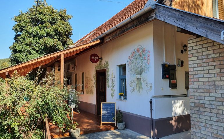 https://karpatiaettermek.hu/wp-content/uploads/2021/10/Kozard-Vadvirag-Etterem-1-770x480.jpg