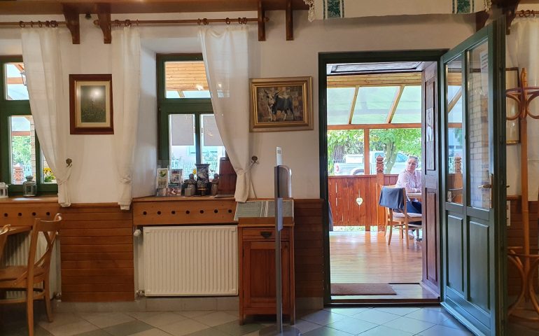 https://karpatiaettermek.hu/wp-content/uploads/2021/10/Kozard-Vadvirag-Etterem-4-770x480.jpg