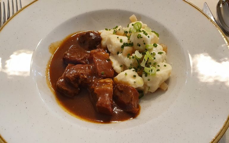 https://karpatiaettermek.hu/wp-content/uploads/2021/10/Kozard-Vadvirag-Etterem-7-770x480.jpg