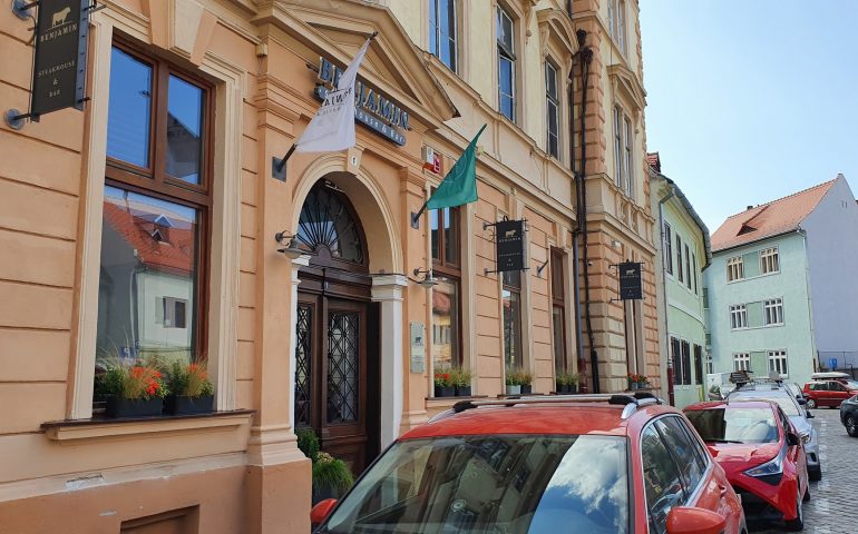 https://karpatiaettermek.hu/wp-content/uploads/2021/10/Nagyszeben-Benjamin-Steak-House-es-Bar-Etterem-3-770x480.jpg