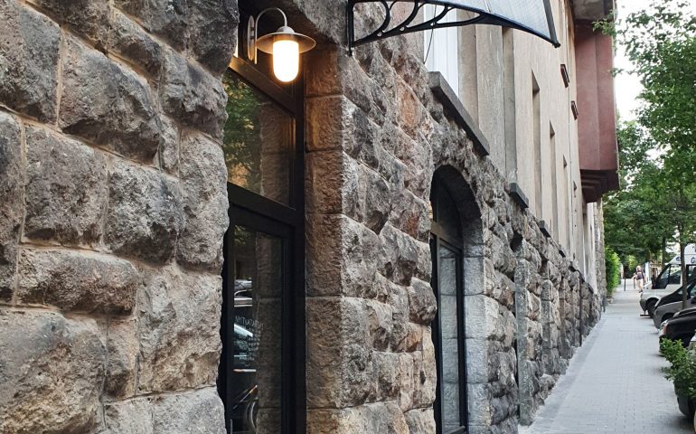 https://karpatiaettermek.hu/wp-content/uploads/2021/11/Budapest-Kostolom-borbar-2-770x480.jpg