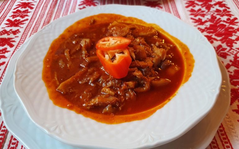 https://karpatiaettermek.hu/wp-content/uploads/2021/11/Csarnota-Tenkes-csarda-12-770x480.jpg