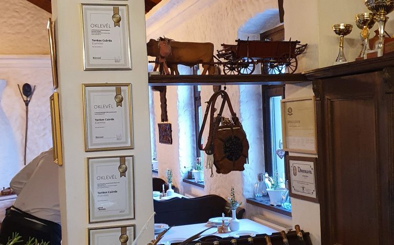 https://karpatiaettermek.hu/wp-content/uploads/2021/11/Csarnota-Tenkes-csarda-14-770x480.jpg