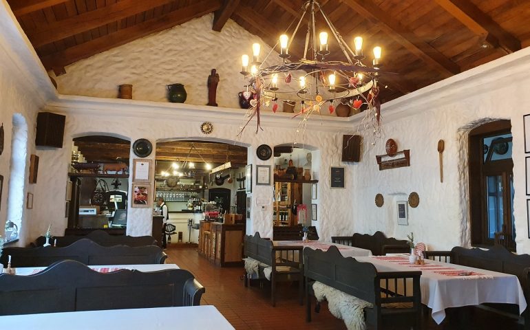 https://karpatiaettermek.hu/wp-content/uploads/2021/11/Csarnota-Tenkes-csarda-4-770x480.jpg