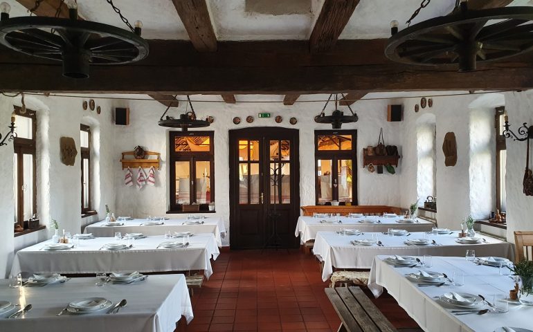 https://karpatiaettermek.hu/wp-content/uploads/2021/11/Csarnota-Tenkes-csarda-6-770x480.jpg