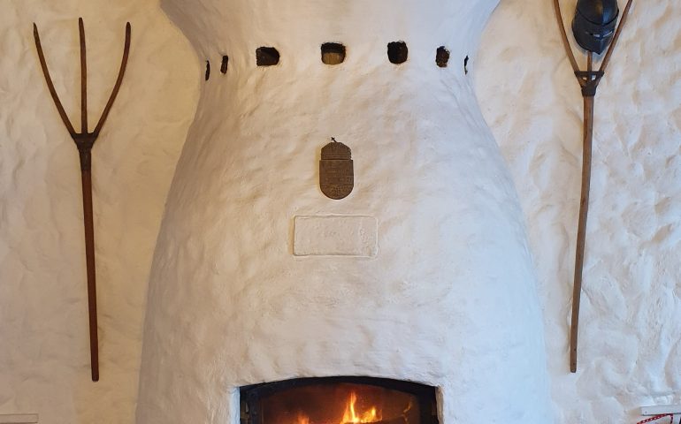 https://karpatiaettermek.hu/wp-content/uploads/2021/11/Csarnota-Tenkes-csarda-8-770x480.jpg