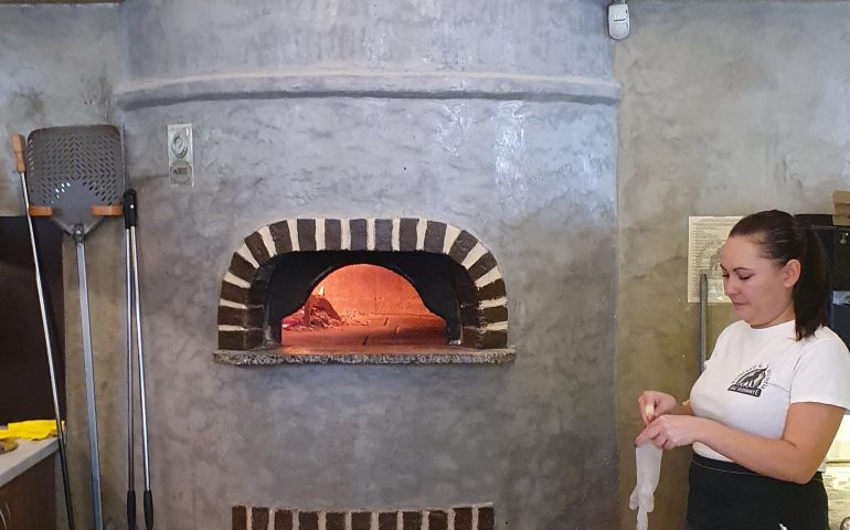 https://karpatiaettermek.hu/wp-content/uploads/2021/11/Pecs-Elefantos-haz-Etterem-es-Pizzeria-1-770x480.jpg