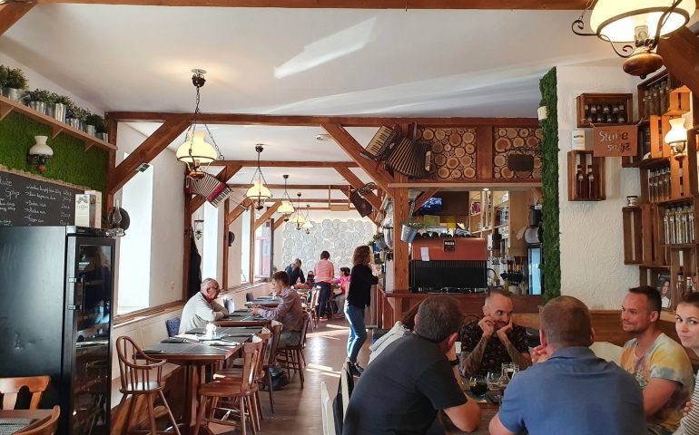 https://karpatiaettermek.hu/wp-content/uploads/2021/11/Pilisvorosvar-Stube-Etterem-4-770x480.jpg