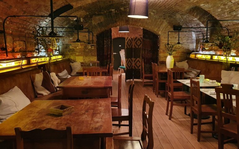 https://karpatiaettermek.hu/wp-content/uploads/2022/01/Budapest-Deryne-Bistro-1-770x480.jpg