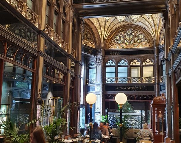 https://karpatiaettermek.hu/wp-content/uploads/2022/01/Budapest-Parizsi-passage-Etterem-2-608x480.jpg
